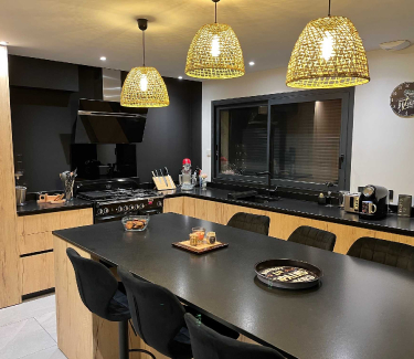 Cuisines sur-mesure BOIS et NOIR