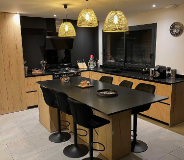 Cuisines sur-mesure BOIS et NOIR