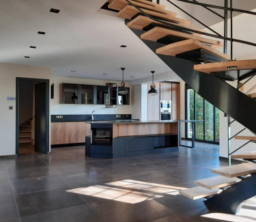 Réalisation d'une cuisine à Sorbiers : UN STYLE ÉPURÉ