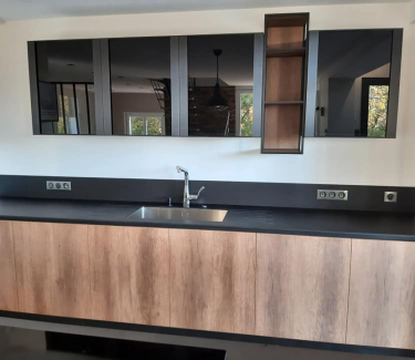 Réalisation d'une cuisine à Sorbiers : UN STYLE ÉPURÉ